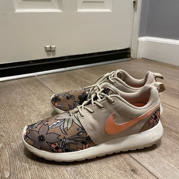 Nike Roshe Run Aloha shoes - Picture 1 of 10